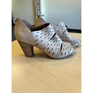 Clark’s Artisan Beige Perforated Slit Leather Low Heel Back Zip Open Toe Bootie